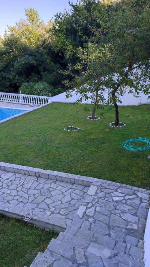 Mountain Bay Views Apartments Njivice Eksteriør billede