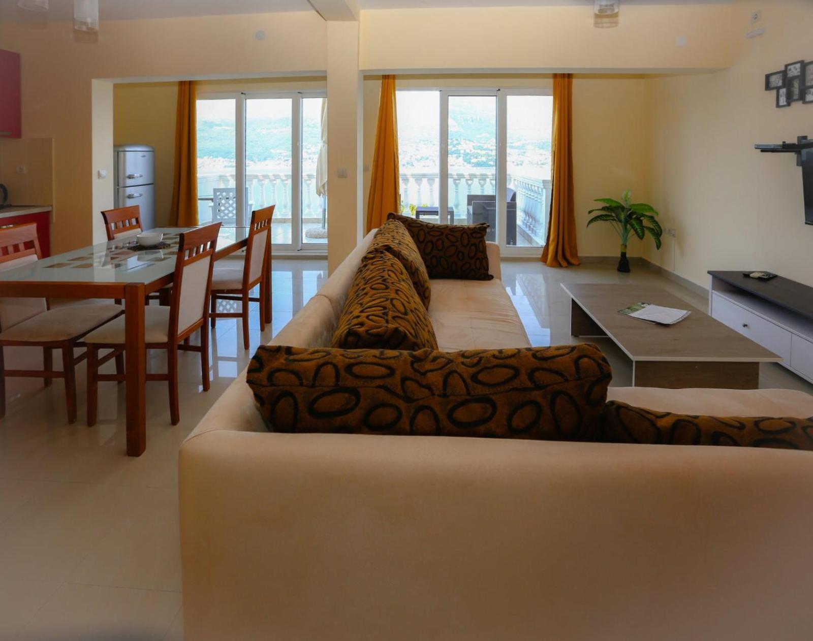 Mountain Bay Views Apartments Njivice Eksteriør billede