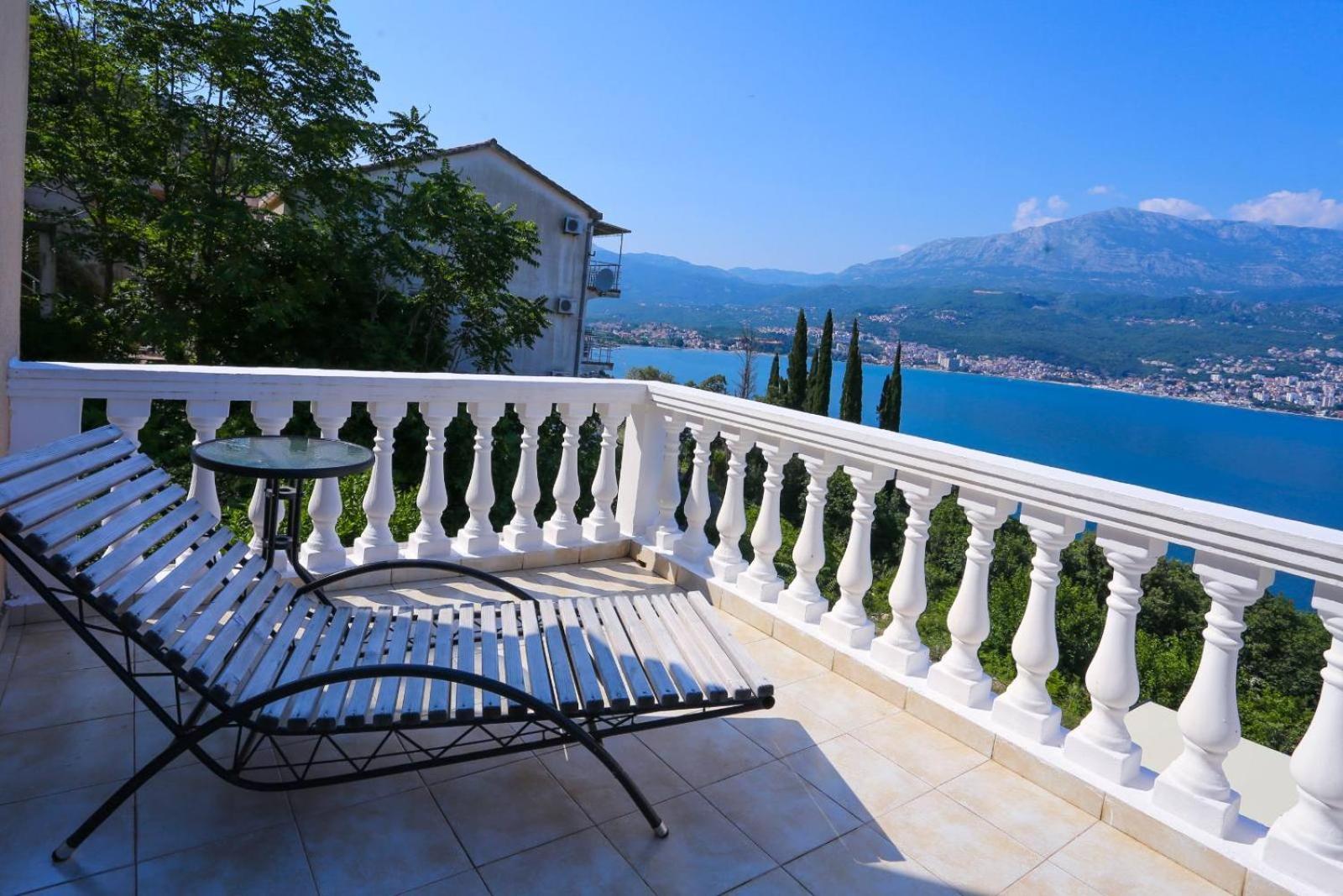 Mountain Bay Views Apartments Njivice Eksteriør billede