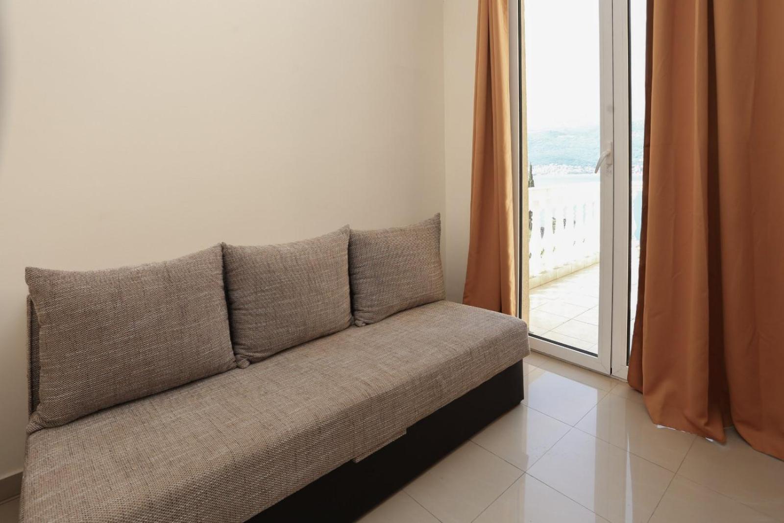 Mountain Bay Views Apartments Njivice Eksteriør billede